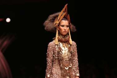 Cô gái cao 1,9m nổi bật trên sàn catwalk