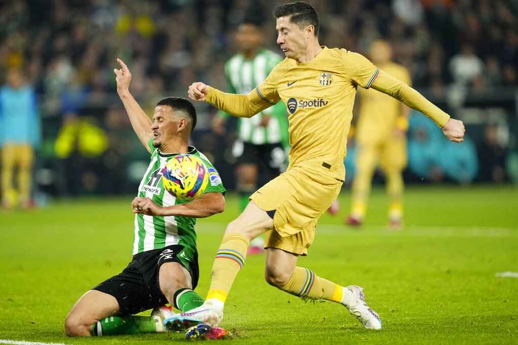Barcelona dẫn đầu La Liga, bỏ xa Real Madrid đến 8 điểm - 2 Barcelona dẫn đầu La Liga, bỏ xa Real Madrid đến 8 điểm - 2