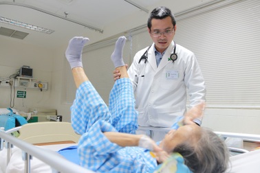 Cụ bà bật ngửa vỡ mạch máu não ngay trước mặt bác sĩ