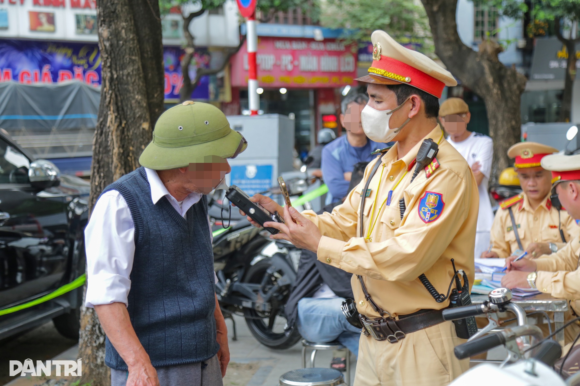 Người đi xe đạp ở Hà Nội choáng khi bị xử phạt vi phạm nồng độ cồn - 8 Người đi xe đạp ở Hà Nội choáng khi bị xử phạt vi phạm nồng độ cồn - 8