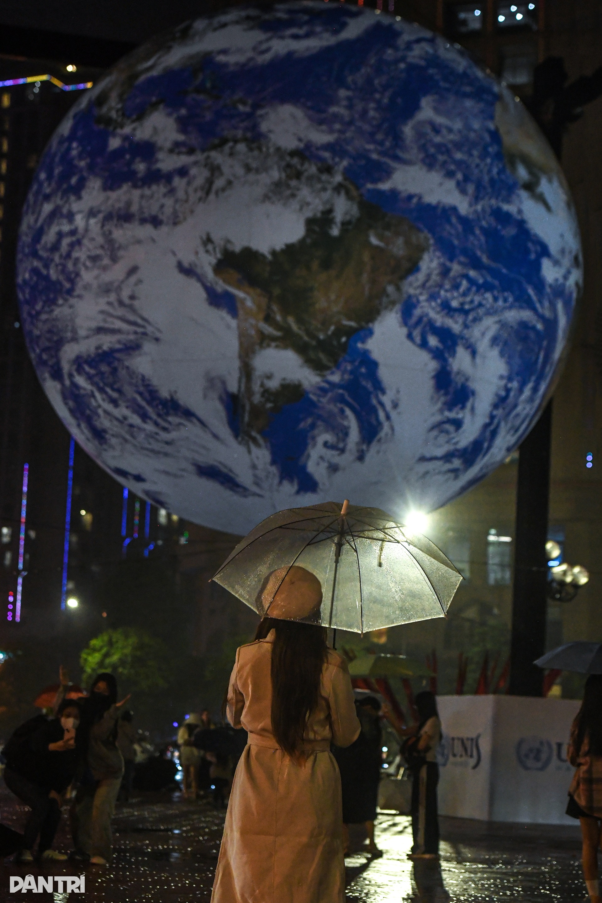 Giới trẻ đội mưa chiêm ngưỡng mô hình Trái Đất khổng lồ tại Hà Nội - 5