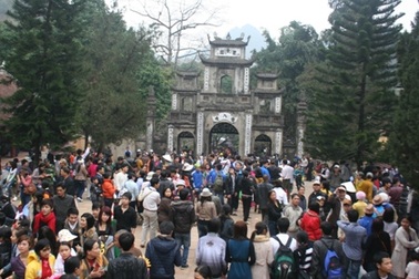 Hơn 4 vạn du khách đến chùa Hương đón thời khắc khai hội