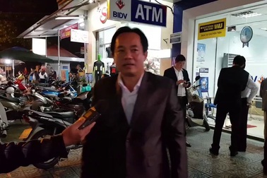 Đại tá Đặng Ngọc Sơn, PGĐ Công an tỉnh Thừa Thiên Huế trao đổi với báo chí