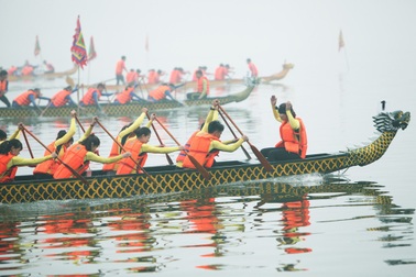 Hội đua thuyền rồng ở hồ Tây diễn ra trong sương mù dày đặc