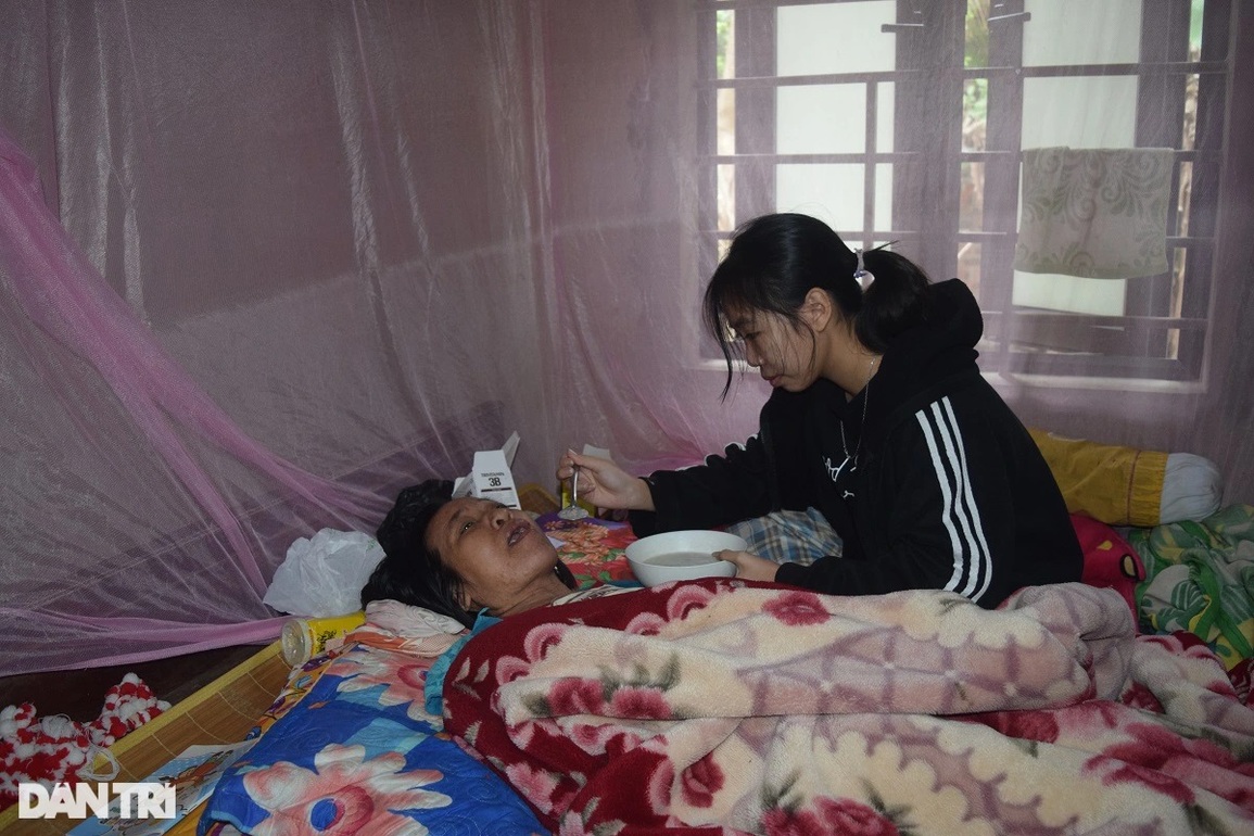 Mẹ tai biến, bố nguy kịch, 3 đứa bé ngơ ngác thành trụ cột gia đình - 5 Mẹ tai biến, bố nguy kịch, 3 đứa bé ngơ ngác thành trụ cột gia đình - 5
