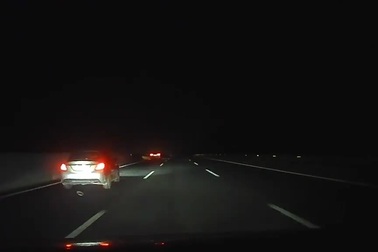 Tài xế nghi buồn ngủ, ô tô bất ngờ lao vào dải phân cách trên cao tốc