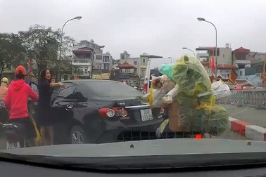 Khó xử phạt nữ tài xế lùi quay xe trên cầu, gây gổ với người đi xe máy?