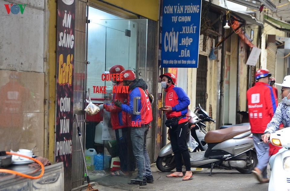 Giờ ăn trưa, shipper chen chúc lấy hàng, giao hàng mùa dịch Covid-19 - 6 Giờ ăn trưa, shipper chen chúc lấy hàng, giao hàng mùa dịch Covid-19 - 6
