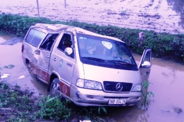 Xe đám cưới đấu đầu xe tải, 2 nguời chết thảm