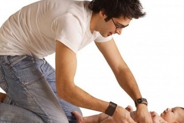 Chồng cứ việc ở nhà chăm con, kiếm tiền để em lo