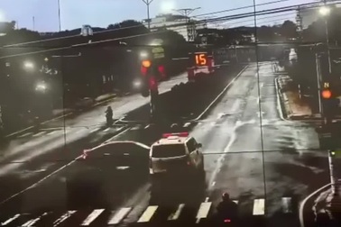 Tranh cãi tình huống xe cứu thương vượt đèn đỏ gây tai nạn