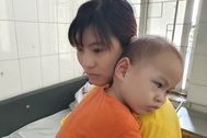 Xót xa cảnh người mẹ "hóa điên" ôm con trọng bệnh lang thang khắp phố