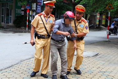 CSGT lập chốt gần quán nhậu, người vi phạm bỏ xe ra về