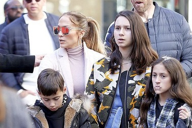 Jennifer Lopez cùng bạn trai đưa con đi mua sắm