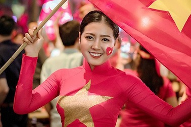Á khôi Sinh viên mặc áo dài đỏ xuống đường mừng ĐT Việt Nam vô địch