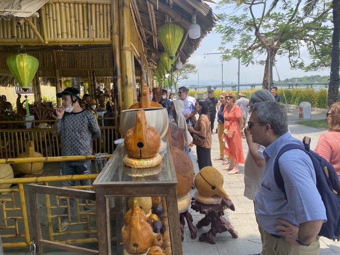 Du khách nước ngoài tham quan và rất thích thú với các sản phẩm nghề thủ công, mỹ nghệ được trưng bày tại Festival nghề truyền thống Huế.