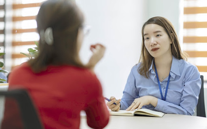 Nhân viên công tác xã hội tư vấn hỗ trợ nạn nhân bị bạo lực gia đình.