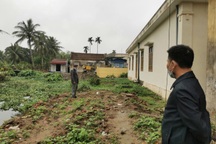 Nhóm côn đồ ném mắm tôm vào nhà trưởng thôn vì bị ngăn san lấp đất công