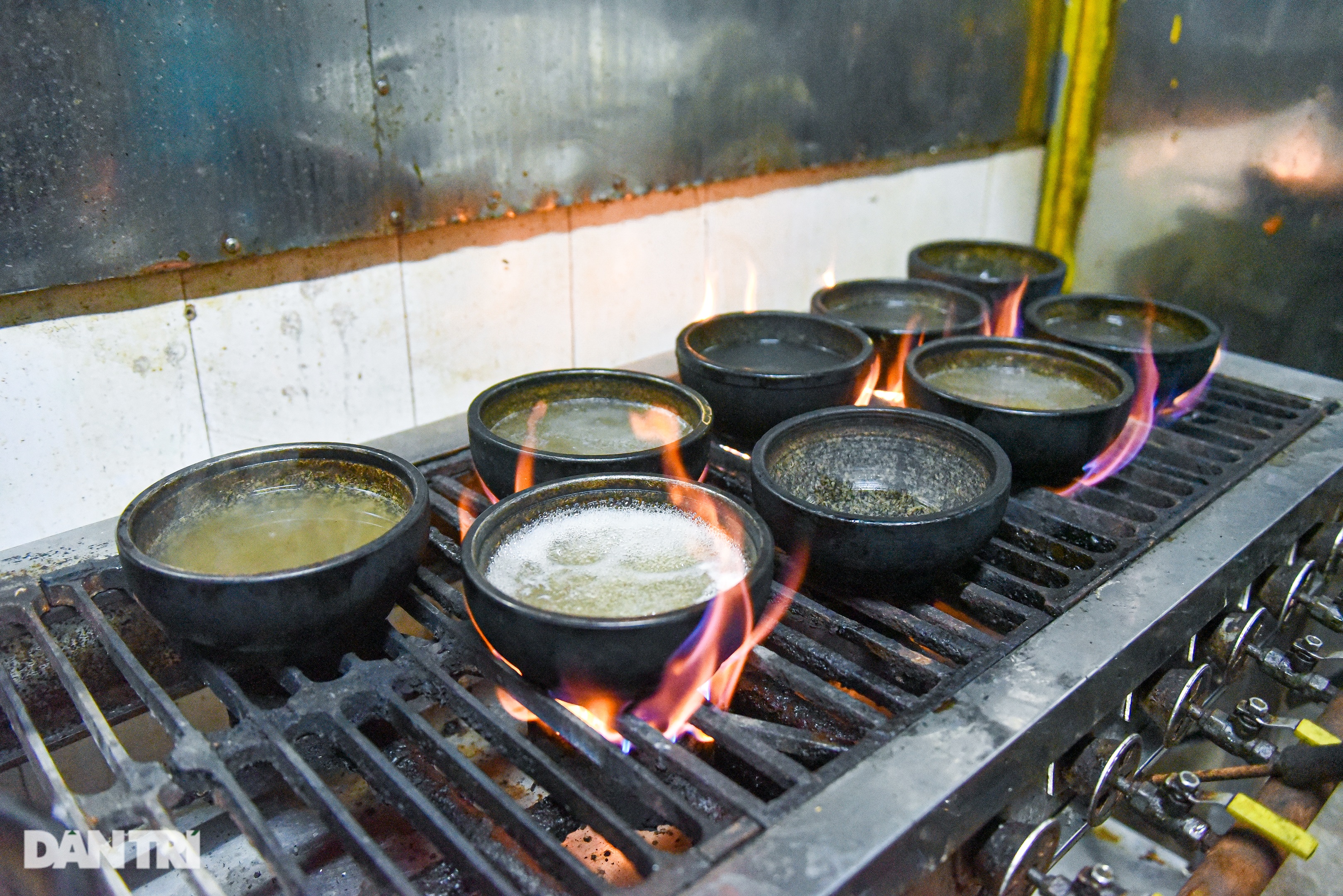 Quán phở Hà Nội đun bát đá 300 độ C, khách tự nấu tự ăn, ngày hết 400 bát - 9 Quán phở Hà Nội đun bát đá 300 độ C, khách tự nấu tự ăn, ngày hết 400 bát - 9