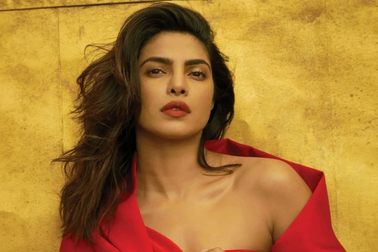 Gia đình Priyanka Chopra "khốn khổ" vì con gái có quá nhiều "vệ tinh"