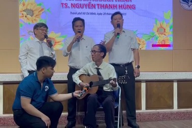 Màn đàn hát đặc biệt của "cậu bé vàng" Lê Bá Khánh Trình cùng bộ ba tiến sĩ