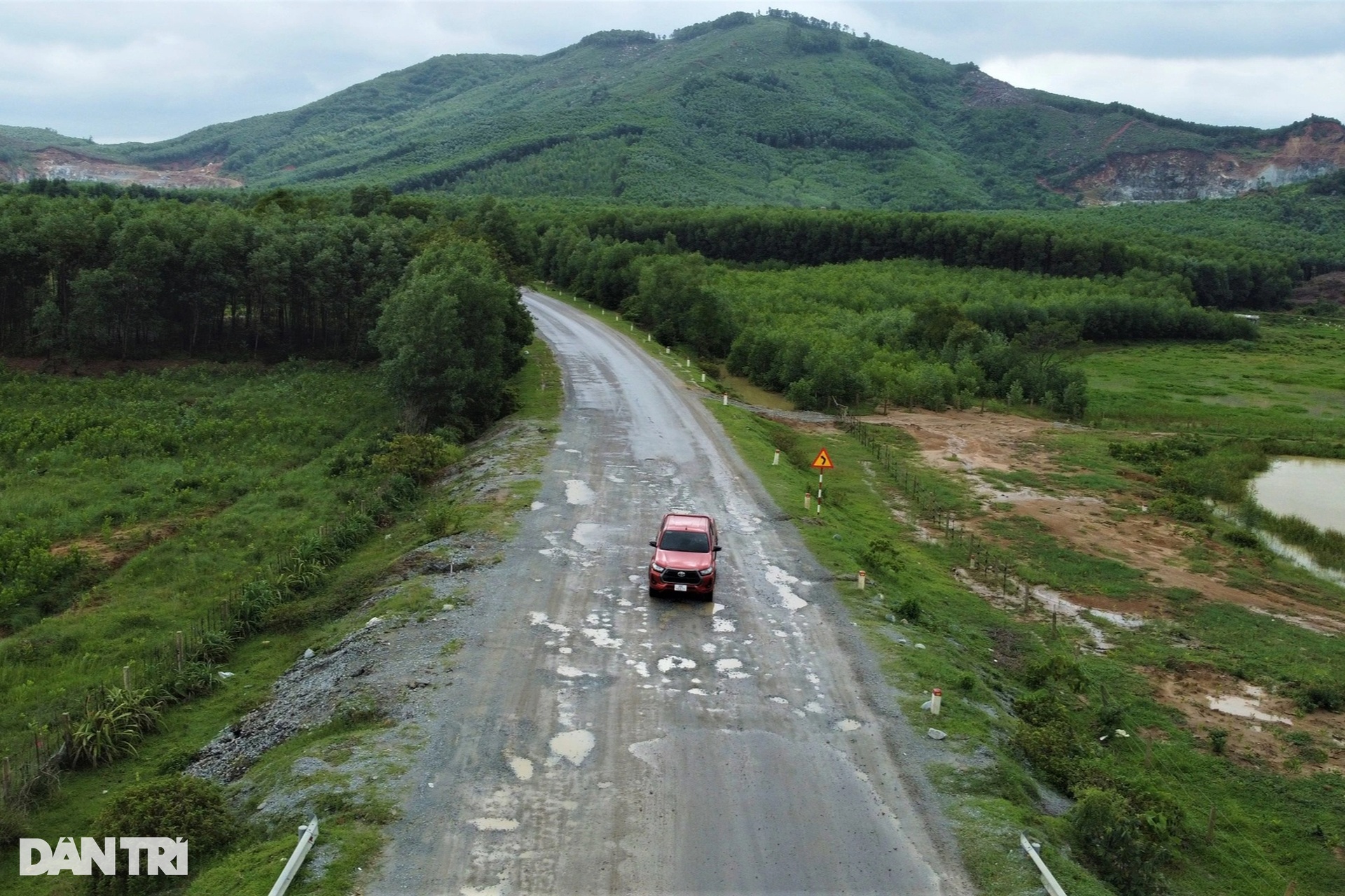 Đường ven biển 2.000 tỷ đồng chi chít ổ voi, ổ gà sau đợt mưa bão - 1 Đường ven biển 2.000 tỷ đồng chi chít ổ voi, ổ gà sau đợt mưa bão - 1