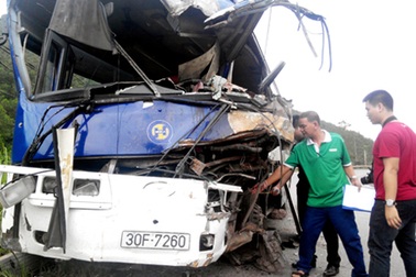 Xe khách va chạm xe container, 3 khách Trung Quốc bị thương
