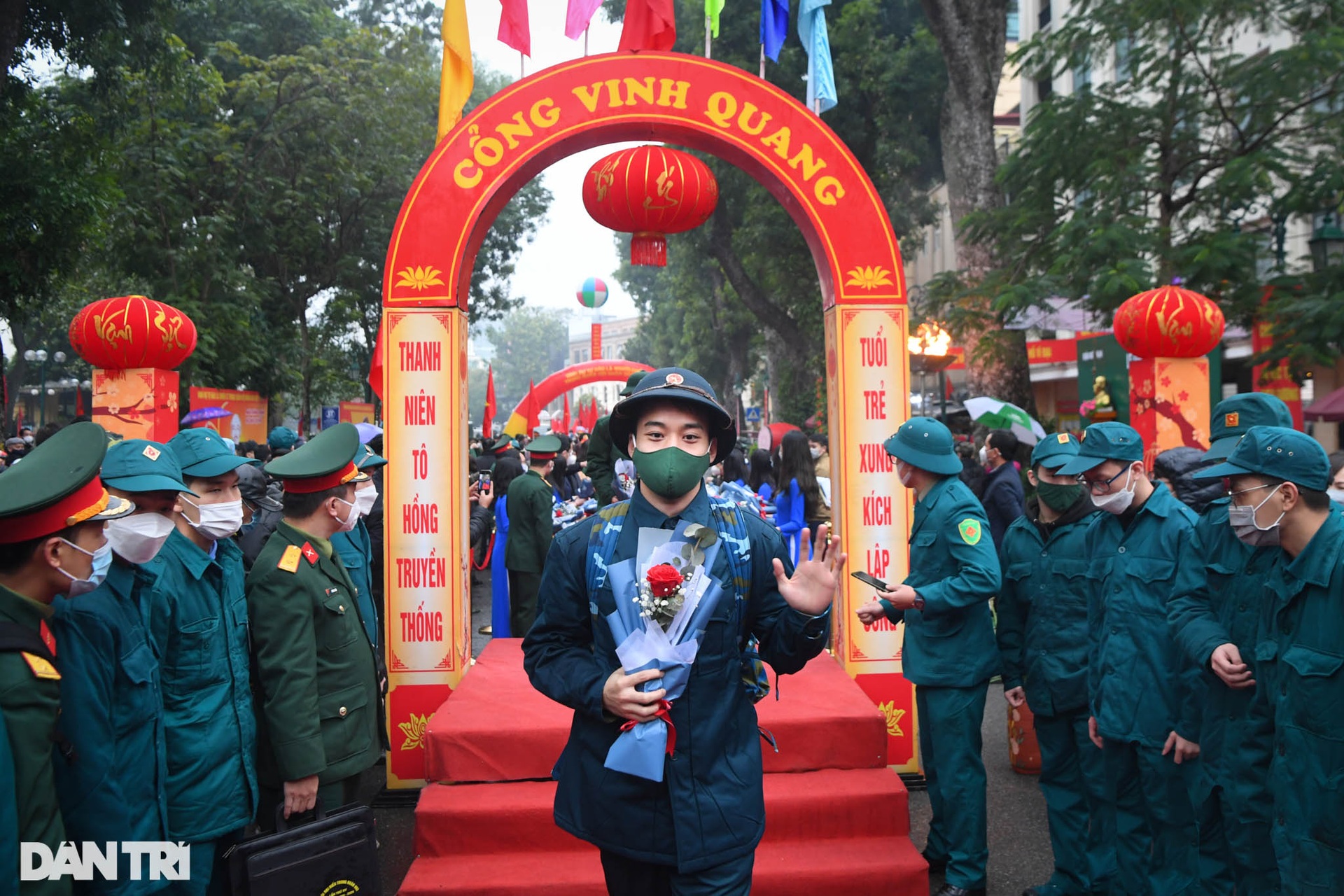 Xúc động hình ảnh người thân tiễn thanh niên Thủ đô lên đường nhập ngũ - 11 Xúc động hình ảnh người thân tiễn thanh niên Thủ đô lên đường nhập ngũ - 11