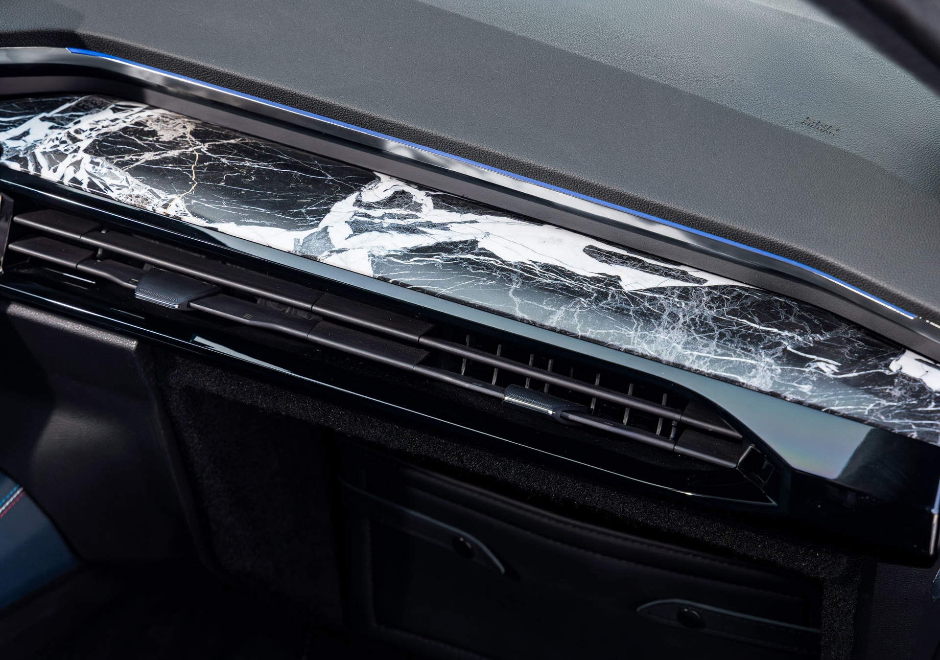 Cận cảnh chiếc SUV Tổng thống độc bản của Pháp - 7 Cận cảnh chiếc SUV Tổng thống độc bản của Pháp - 7