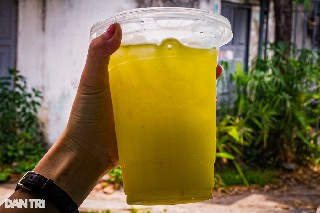 Chặt chém 25.000 đồng/ly nước mía, người bán bị phạt 400.000 đồng - 1 Chặt chém 25.000 đồng/ly nước mía, người bán bị phạt 400.000 đồng - 1