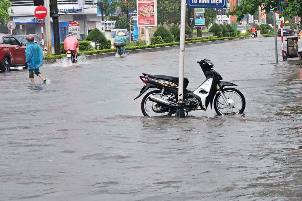 Người dân dắt xe máy, lội trên đường phố ngập sâu sau mưa lớn ở Thanh Hóa - 3 Người dân dắt xe máy, lội trên đường phố ngập sâu sau mưa lớn ở Thanh Hóa - 3