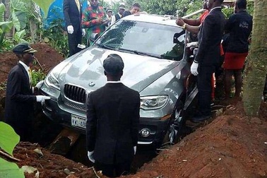 Con trai mua xe hơi 2 tỷ để chôn cất bố