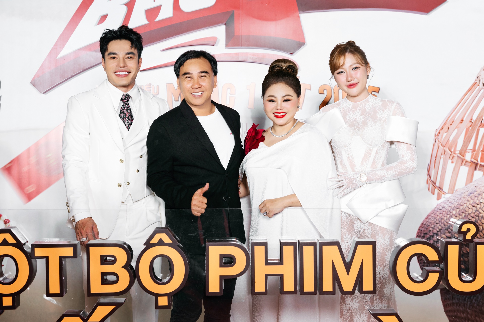 Ca sĩ Hà Phương hiếm hoi xuất hiện, 200 nghệ sĩ dự ra mắt phim Trấn Thành - 4 Ca sĩ Hà Phương hiếm hoi xuất hiện, 200 nghệ sĩ dự ra mắt phim Trấn Thành - 4
