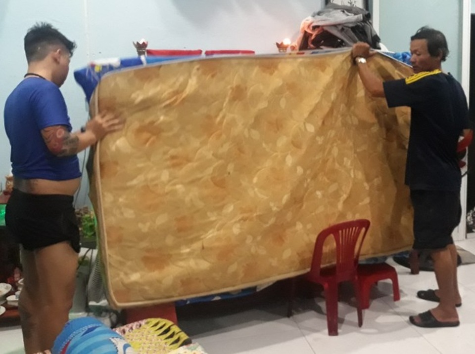 Lũ đổ về bất ngờ, người dân cuống cuồng chạy lũ trong đêm - 3 Lũ đổ về bất ngờ, người dân cuống cuồng chạy lũ trong đêm - 3