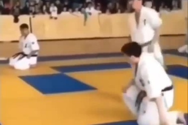 Bật cười với buổi trình diễn võ thuật bất ổn