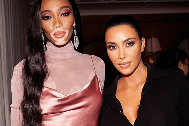 Kim Kardashian lộ "chân ngắn" bên siêu mẫu Winnie Harlow
