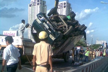 Xe tải chở bia bị lật, cầu Sài Gòn tê liệt