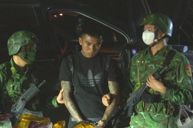 Vây bắt kẻ vận chuyển lượng lớn ma túy, mang theo súng đã lên nòng