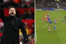 Man Utd ghi "bàn thắng ma", Van Nistelrooy nói lời cay đắng