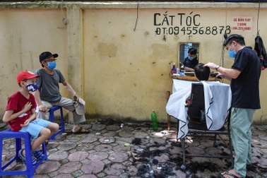Người dân ở Hà Nội đổ xô đi cắt tóc sau 2 tháng giãn cách xã hội