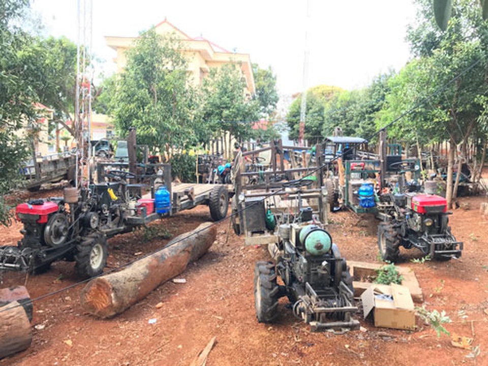 Cận cảnh đoàn xe công nông ùn ùn đi phá rừng - 1 Cận cảnh đoàn xe công nông ùn ùn đi phá rừng - 1