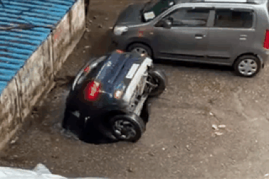 Hố nước "tử thần" nuốt chửng ô tô ở Ấn Độ