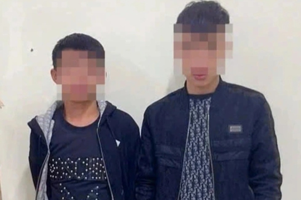 Hai nam thanh niên tàng trữ ma túy đá bị CSGT Hà Nội phát hiện - 1 Hai nam thanh niên tàng trữ ma túy đá bị CSGT Hà Nội phát hiện - 1