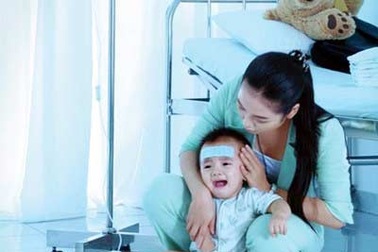 Bù nước trước khi cầm ói cho trẻ bị rối loạn tiêu hóa, tiêu chảy