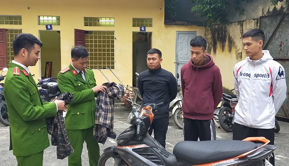 Đã xác định 3 đối tượng ném chất bẩn vào nhà phóng viên Dân trí - 1 Đã xác định 3 đối tượng ném chất bẩn vào nhà phóng viên Dân trí - 1