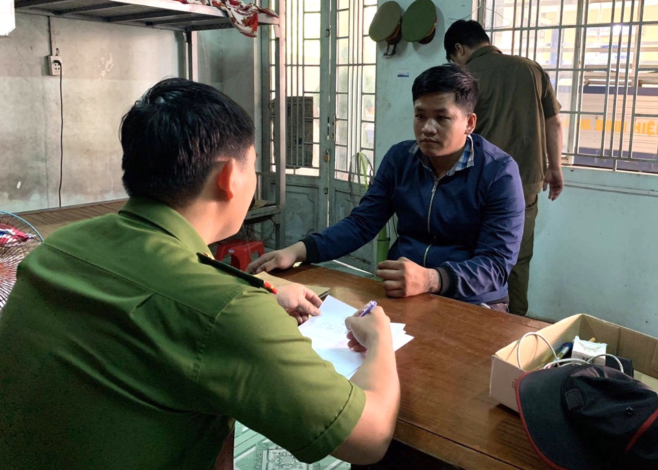 Bắt khẩn cấp thanh niên đánh dã man nữ sinh sau va chạm giao thông - 4 Bắt khẩn cấp thanh niên đánh dã man nữ sinh sau va chạm giao thông - 4