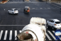 Ô tô thoát nạn trong gang tấc khi gặp xe trộn bê tông mất lái, lật ngang