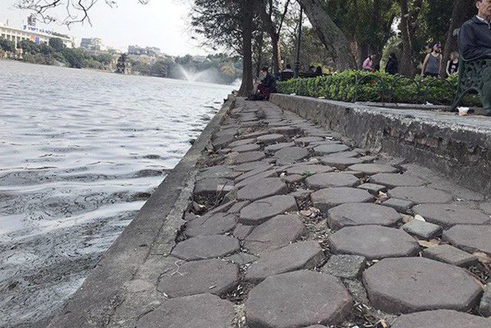 Hà Nội kè quanh hồ Hoàn Kiếm bằng những khối bê tông nặng 2 tấn - 1 Hà Nội kè quanh hồ Hoàn Kiếm bằng những khối bê tông nặng 2 tấn - 1