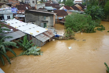 Nước sông dâng cao đe dọa nhiều khu dân cư