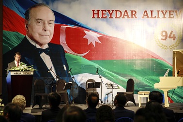 Ra mắt cuốn sách bằng tiếng Việt về lãnh tụ Azerbaijan Heydar Aliyev